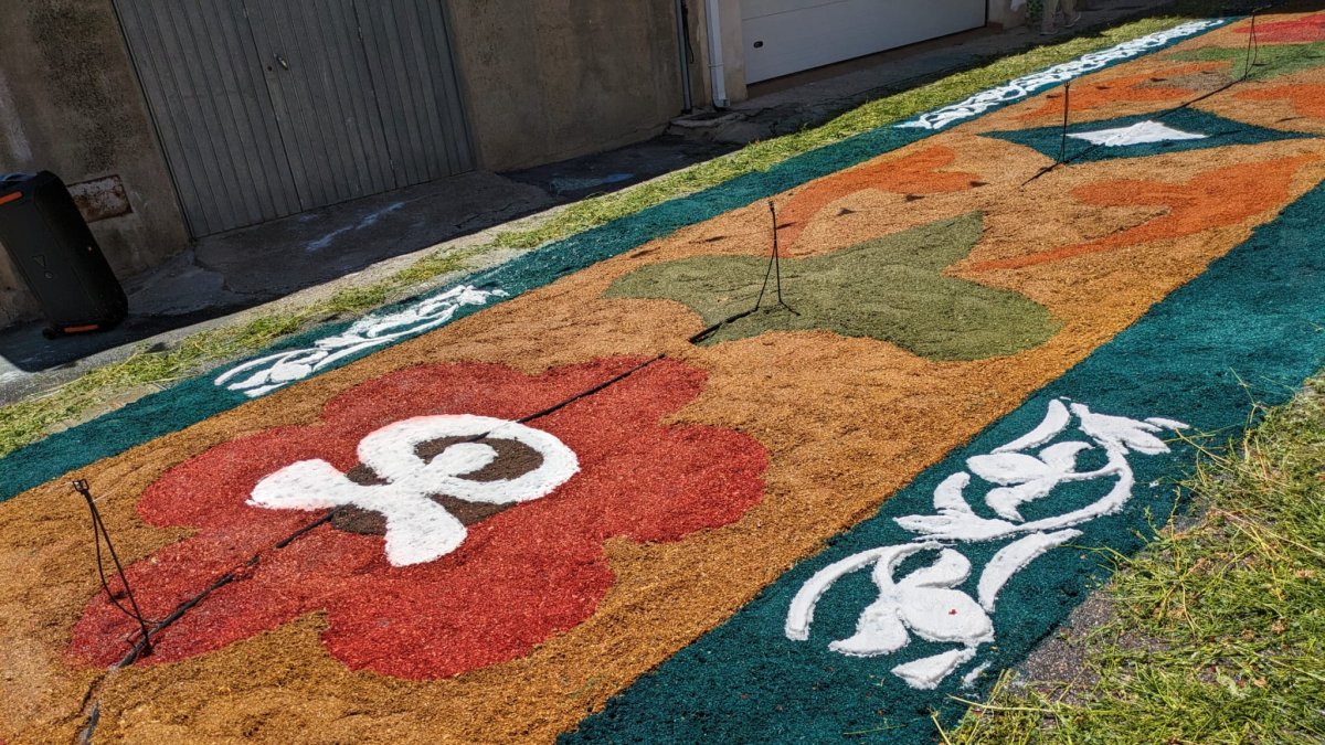 Detalle de una de las alfombras de serrín.