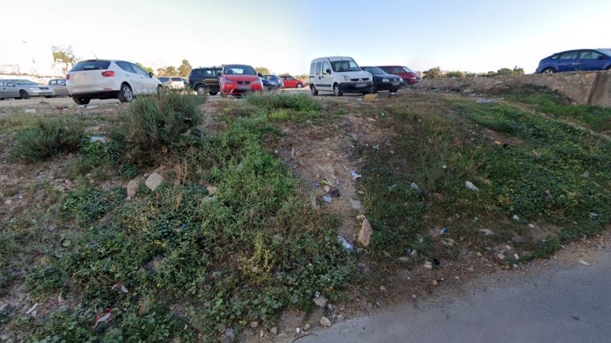 Descampado utilizado como zona de aparcamiento visto desde la calle Labradores.