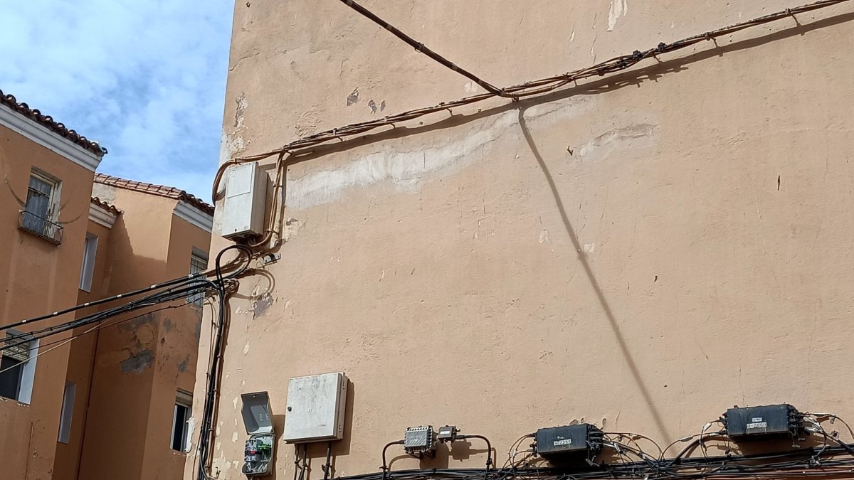 Cableado en la fachada de una vivienda en la capital