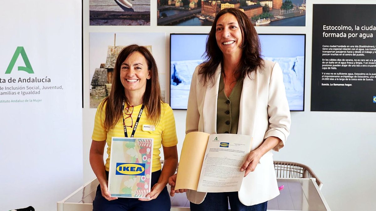 La consejera de Inclusión Social, Loles Lopez, junto a la directora de IKEA Murcia, Ainhoa Echavarri.