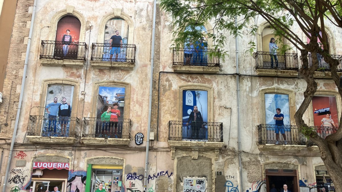 Los retratos de los vecinos forman parte de una exposición titulada ‘Almería en la Mirada’, que plasma en fachadas la esencia de la ciudad