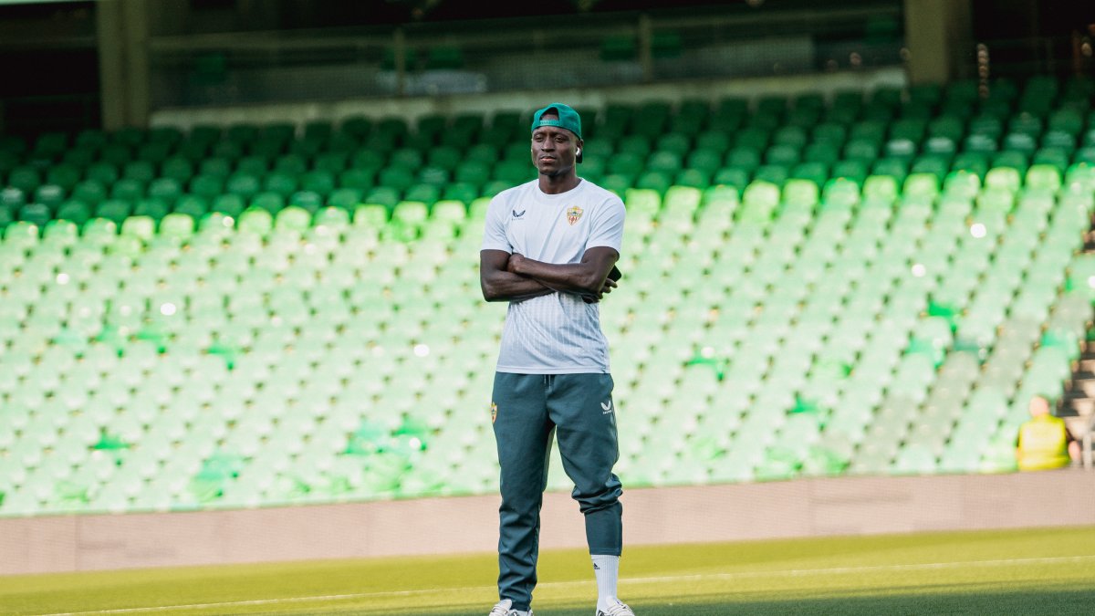 Lopy en su soledad de suplente al llegar al 'Benito Villamarín'.