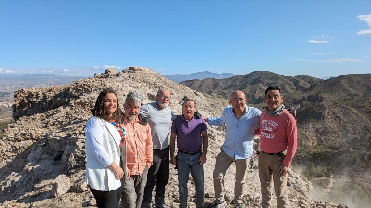 Autoridades municipales junto a investigadores de la UGR en el yacimiento.