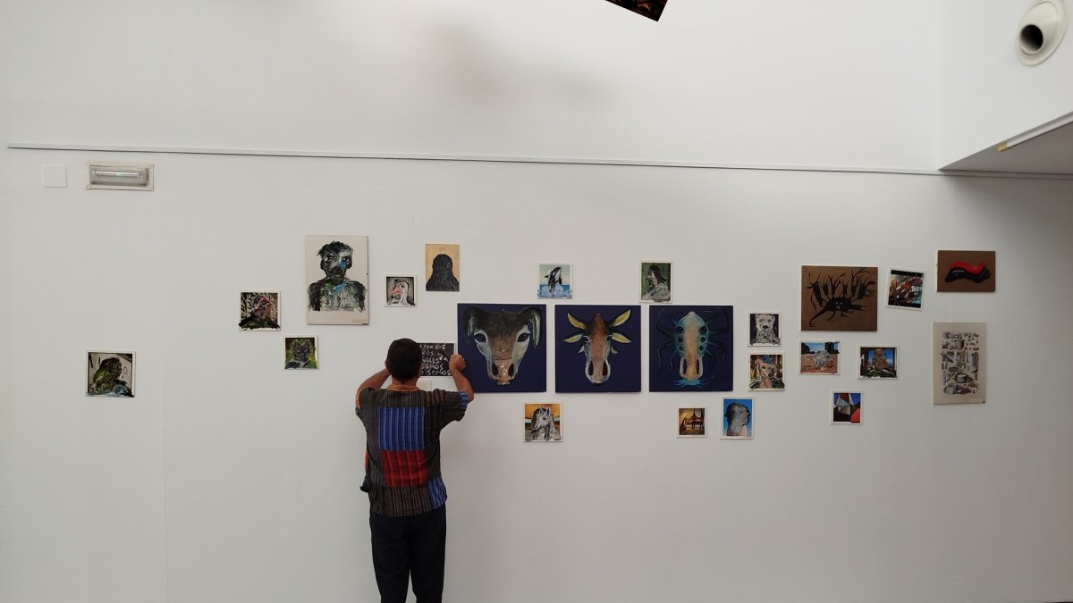 Momento del montaje de la pared solidaria de Monsters for Animals