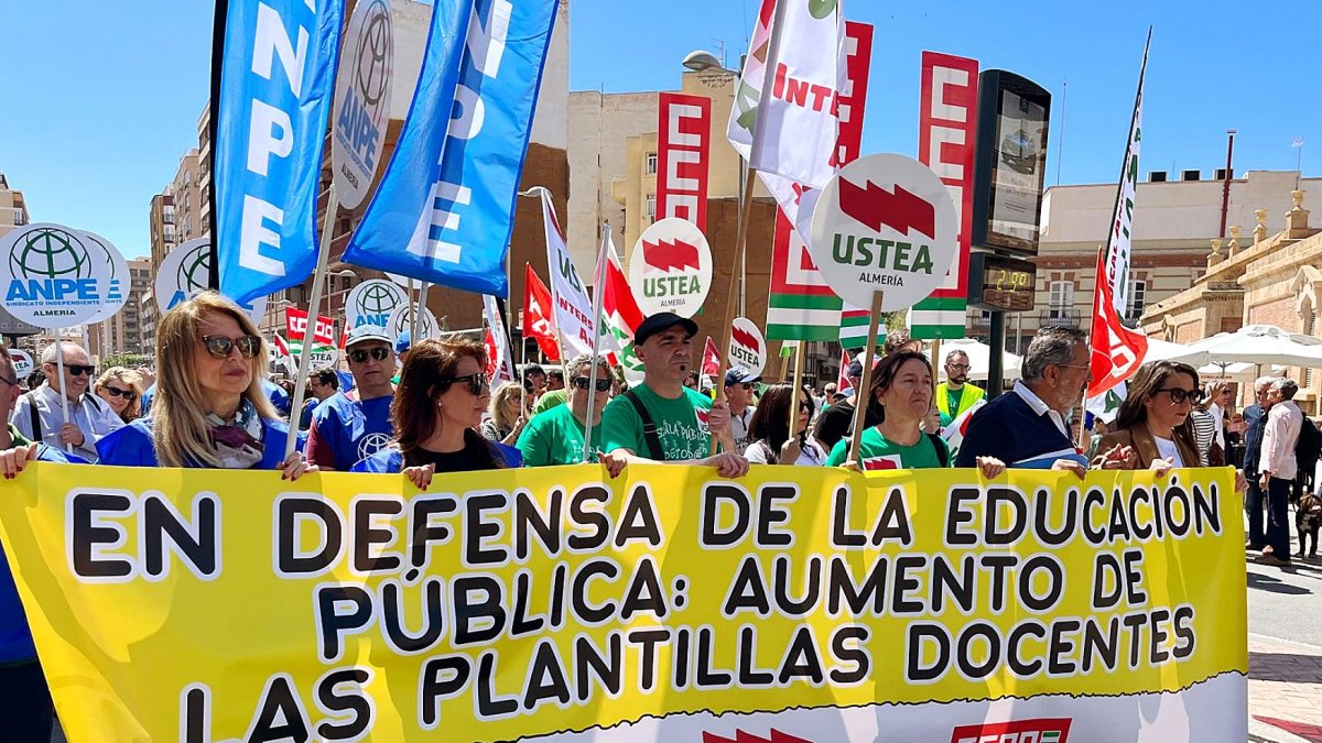Manifestantes sostienen la pancarta que encabezaba la manifestación que recorrió ayer las calles de Almería.