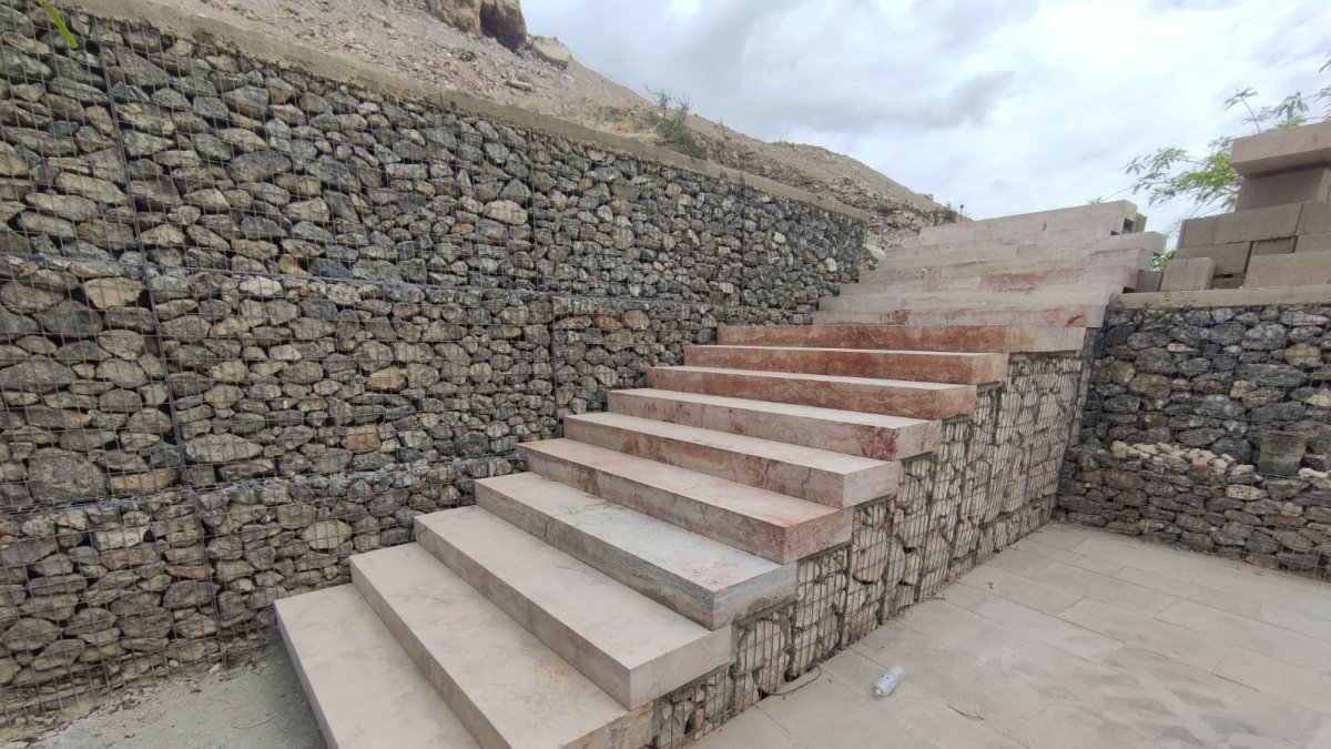 Escaleras ya en realización en los accesos a este espacio