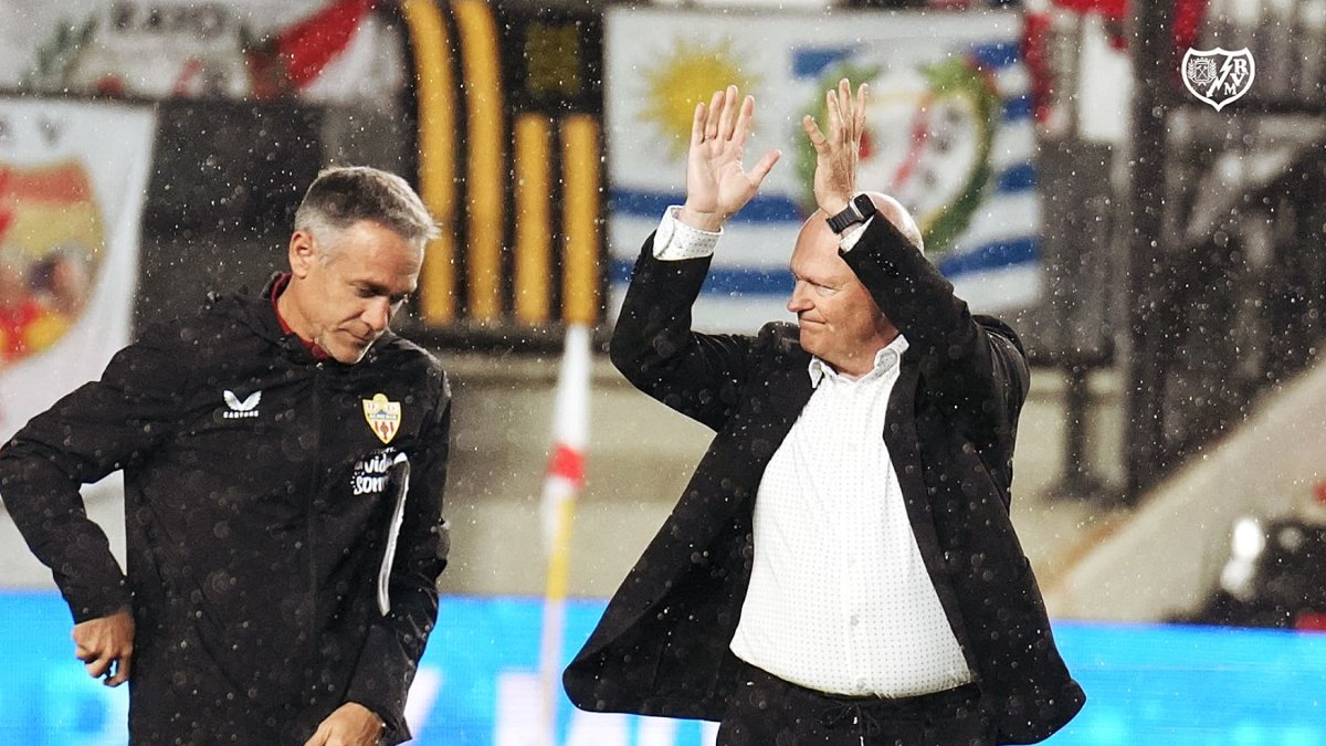 Pepe Mel saludando a los aficionados del Rayo Vallecano.