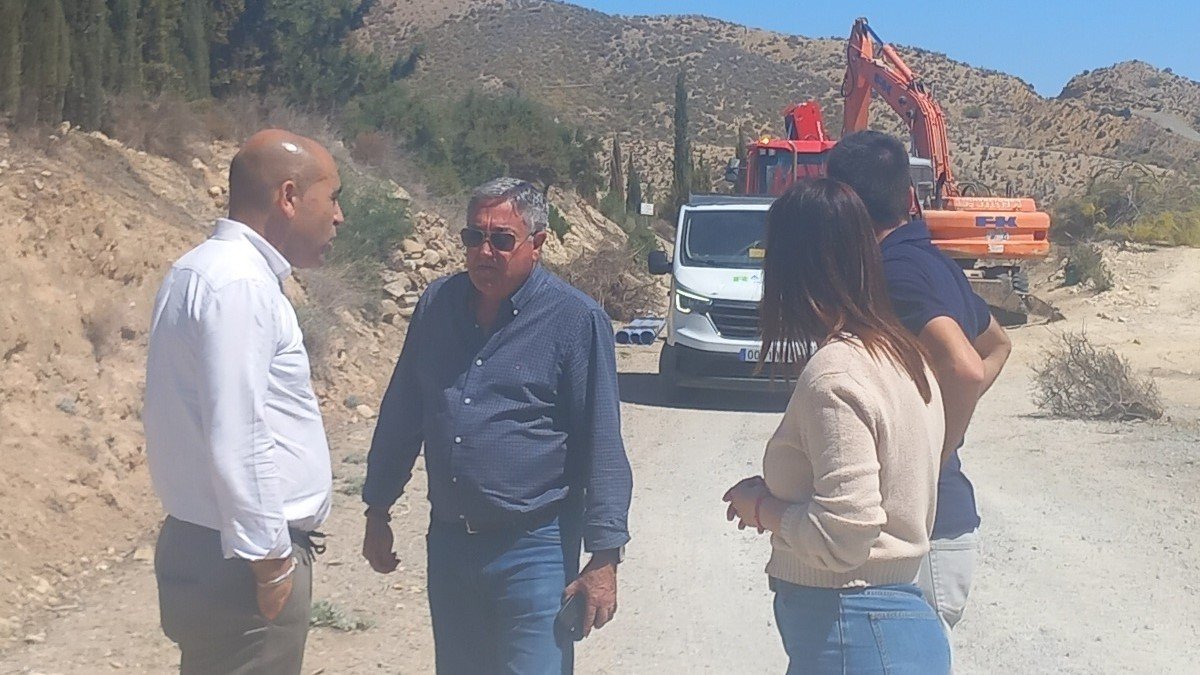 Antonio Mena visita las obras que se están ejecutando en Arboleas.