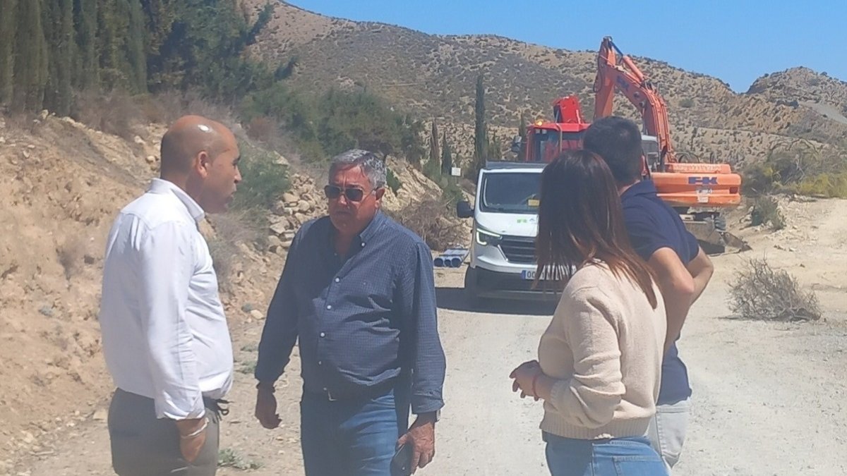 El delegado conversando con el alcalde y autoridades municipales.