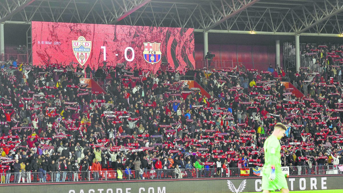 Ter Stegen pensativo mientras el Mediterráneo cantaba el himno en una tarde para el recuerdo en 2023.