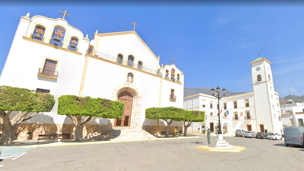La plaza, ya con una escultura homenaje al peregrino, cambia a ‘Cristo de la Luz’.