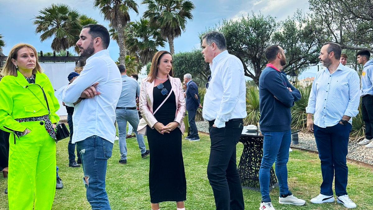 Los representantes de las distintas empresas invitadas charlaban y establecían nuevos contactos en Golf Almerimar.