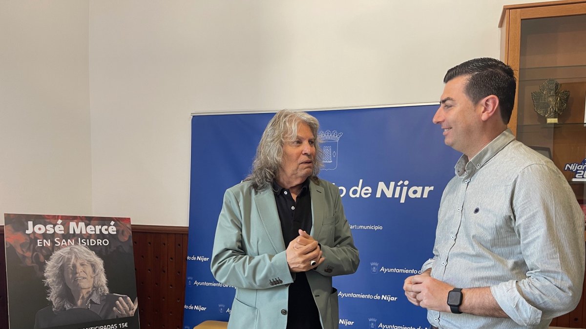 El artista José Mercé junto al alcalde de Níjar, José Francisco Garrido.
