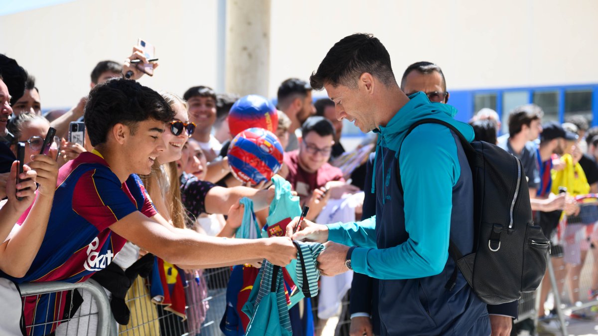Robert Lewandowski firmando a los fieles del Barça.