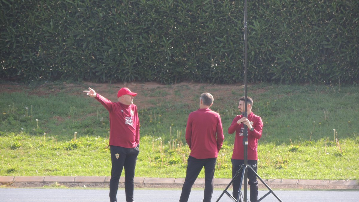 Mel y su cuerpo técnico en el Anexo.