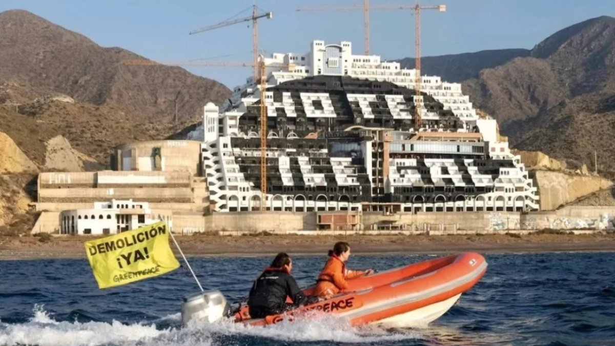 Archivo de activistas de Greenpeace frente al Hotel del Algarrobico.