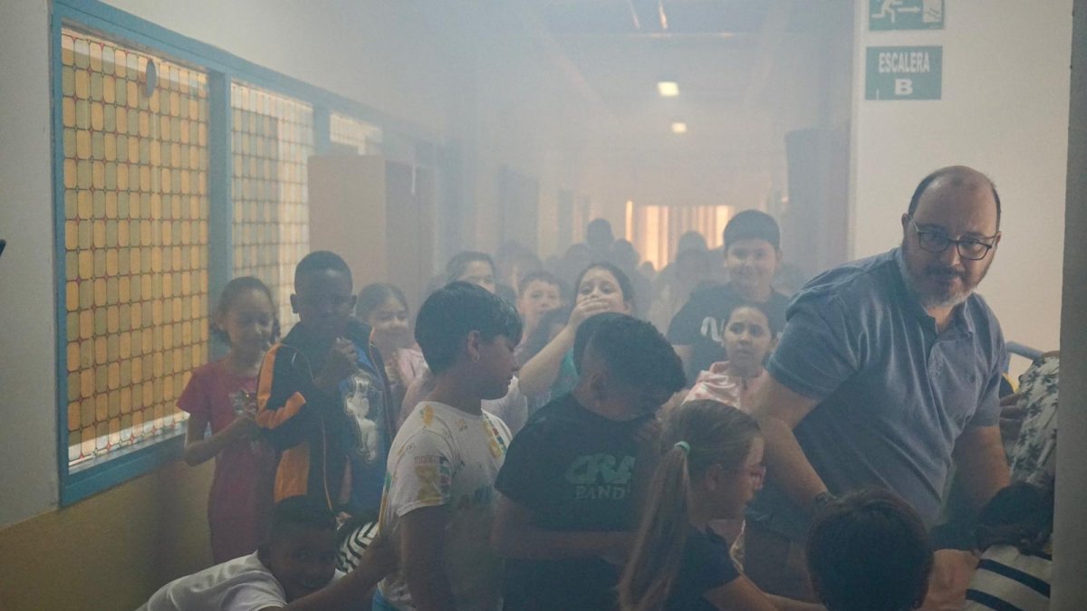 El alumnado del centro realiza el simulacro.