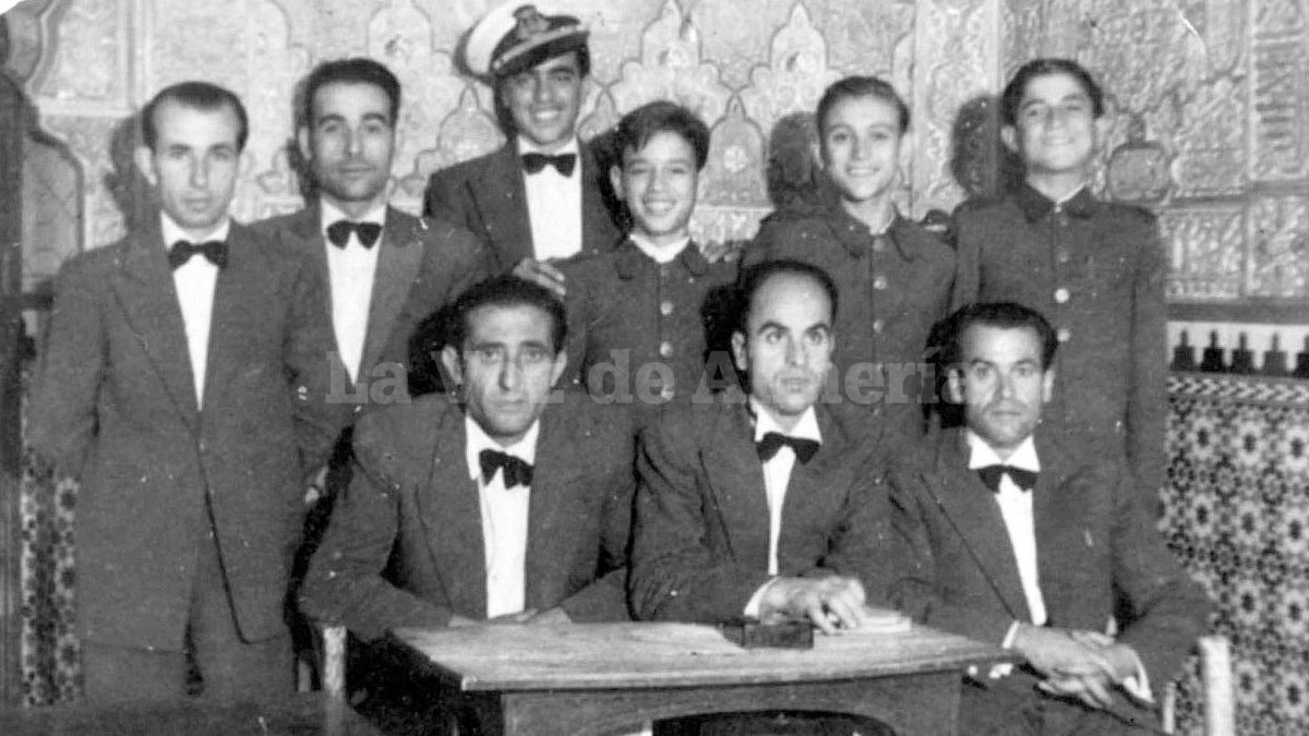 Uno de los empleados más célebres que tuvo el Casino en su historia fue el escribiente Obdulio Herrera (primero por la derecha sentado).