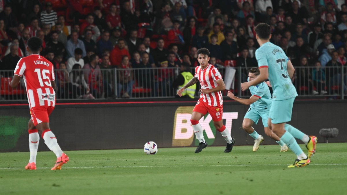 Marcos Peña en una de las jugadas del Almería-Barcelona.