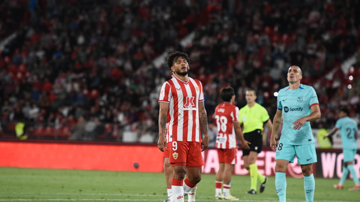 Luis Suárez se lamenta en una jugada del Almería-Barcelona.