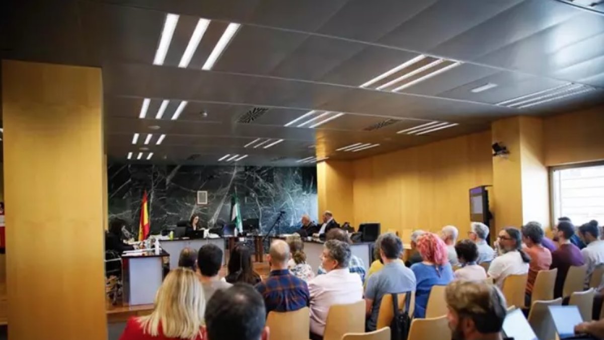 Vista oral a los acusados por las pintadas en el hotel del Algarrobico.