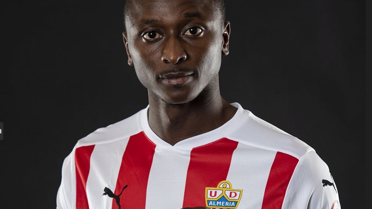 Sadiq señala el escudo del Almería.