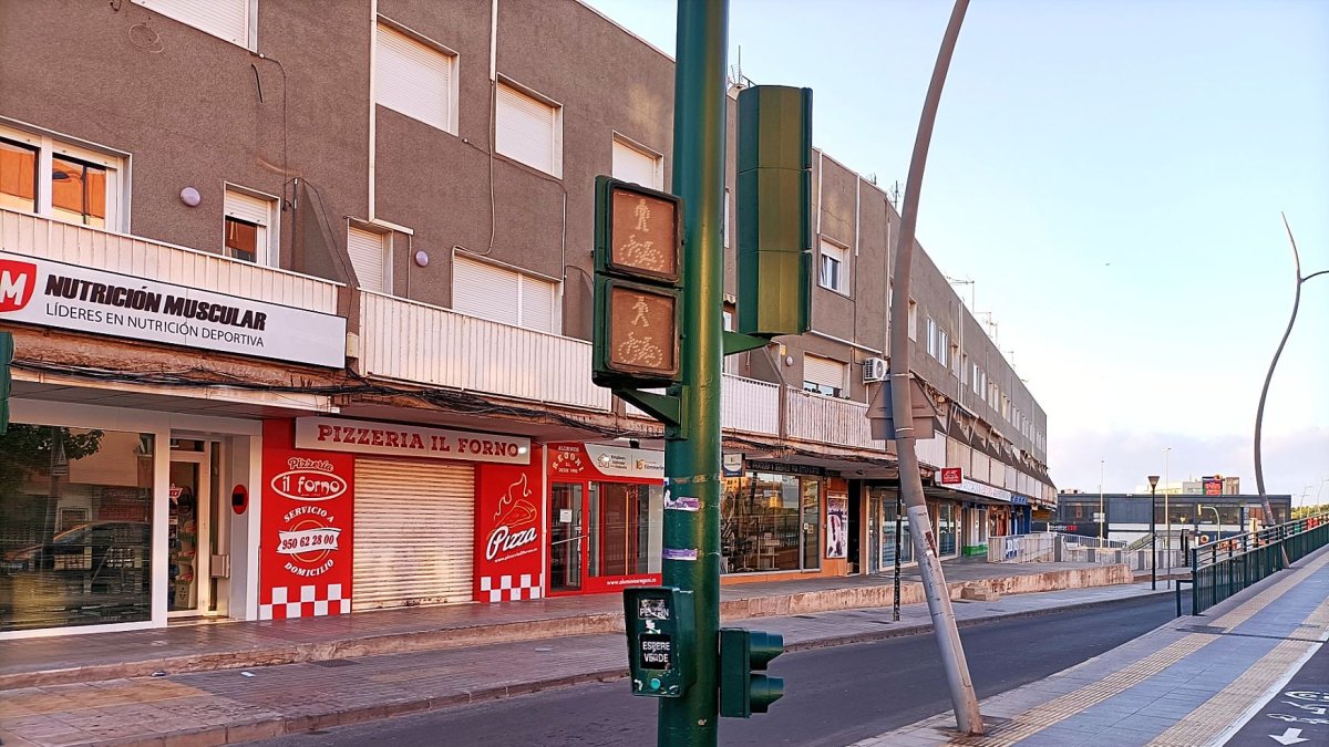 El semáforo lleva dos días apagado para los peatones.