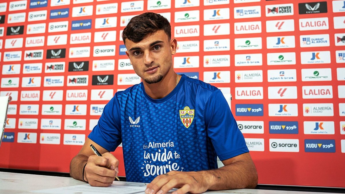 Pubill firmando por el Almería hasta el año 2029.