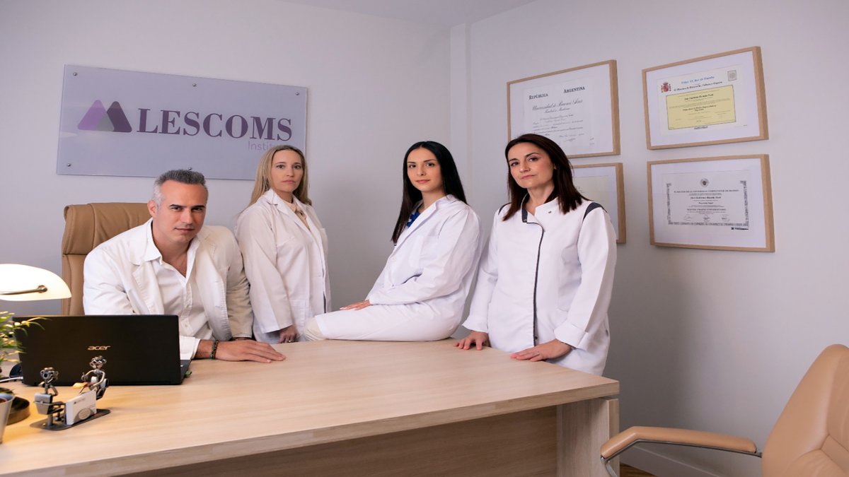 El Dr. Guillermo Ford junto a su equipo de profesionales.