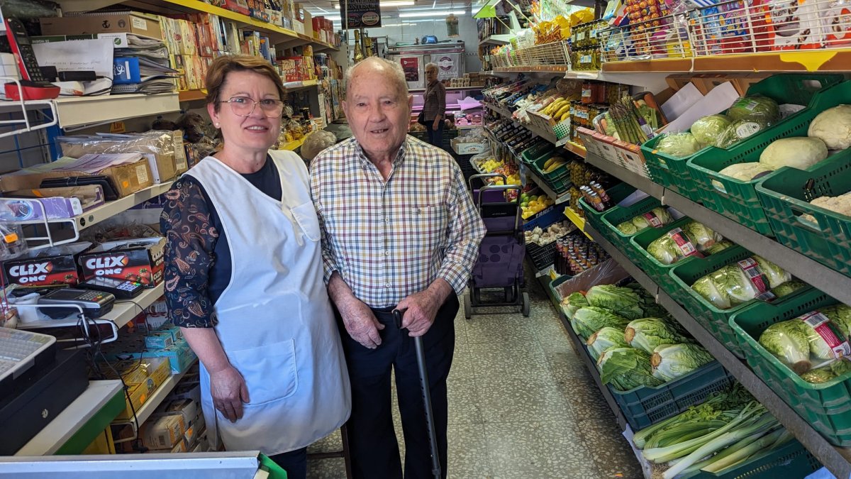 Nico y su padre Diego tras el mostrador de su Supermercado: 'Pandereta'.