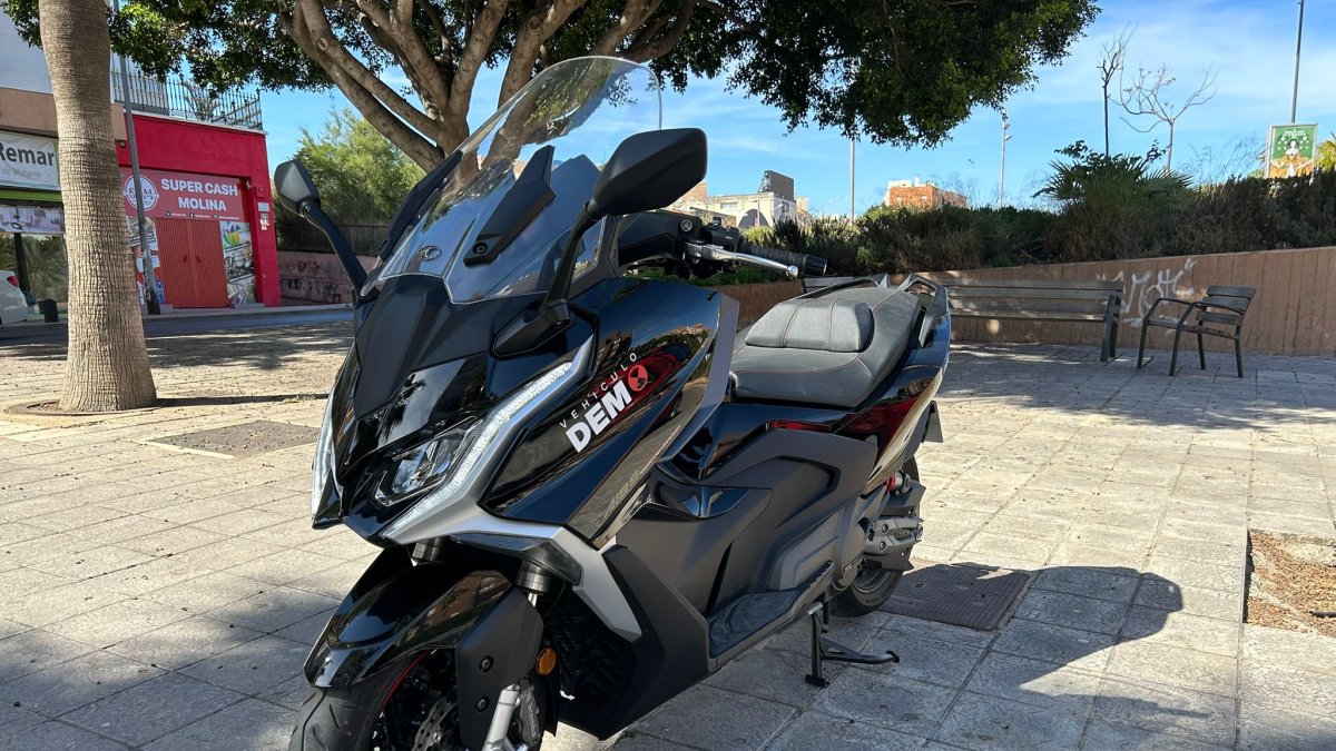 La KYMCO AK 550 incorpora un sistema Komobi de alarma antirrobo
