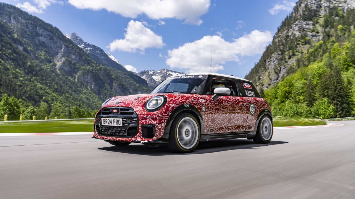 MINI, rinde homenaje a los icónicos colores rojo y blanco utilizados por los Minis clásicos en los deportes de motor