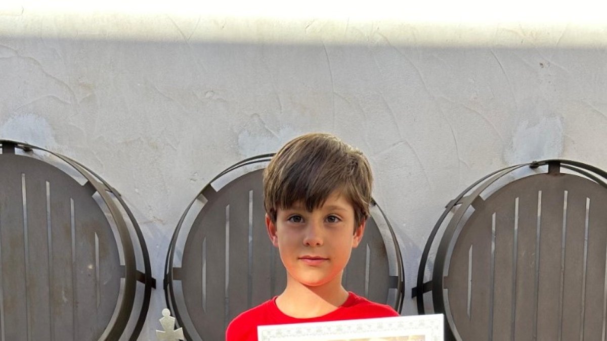 Daniel posando con el premio y el trofeo conseguidos en Montilla.