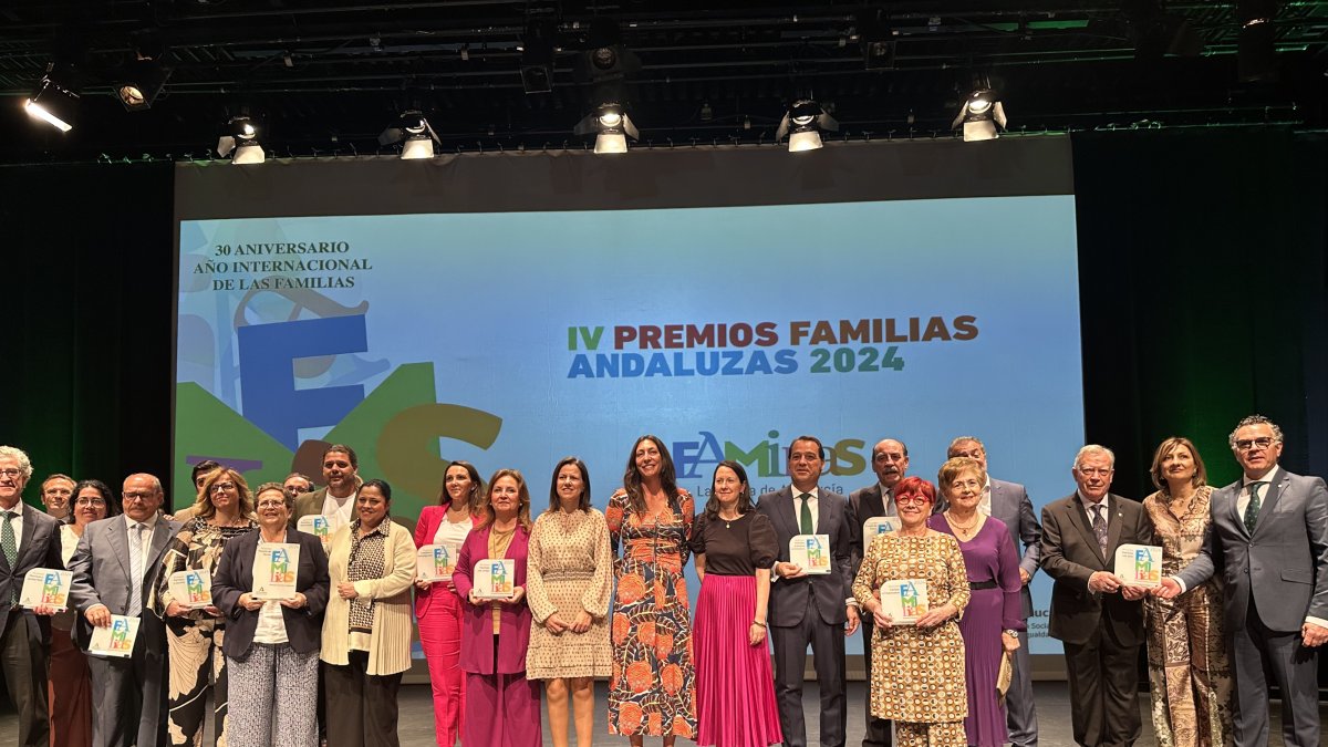 Fotografía de familia de todos los premiados. (FOTO: Elena Carazo)