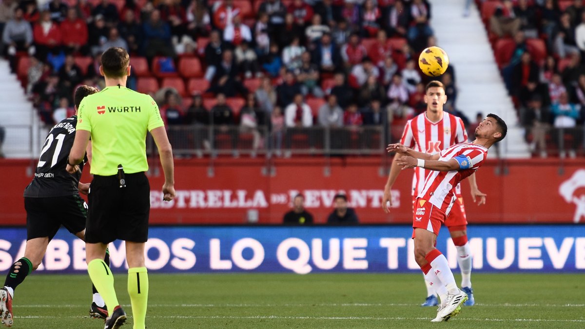 Robertone ha crecido en el Almería, donde parece haber acabado su ciclo.