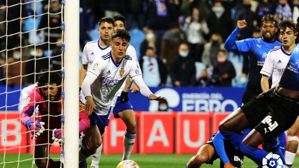 Francés ante Sadiq en el último Real Zaragoza-Almería.