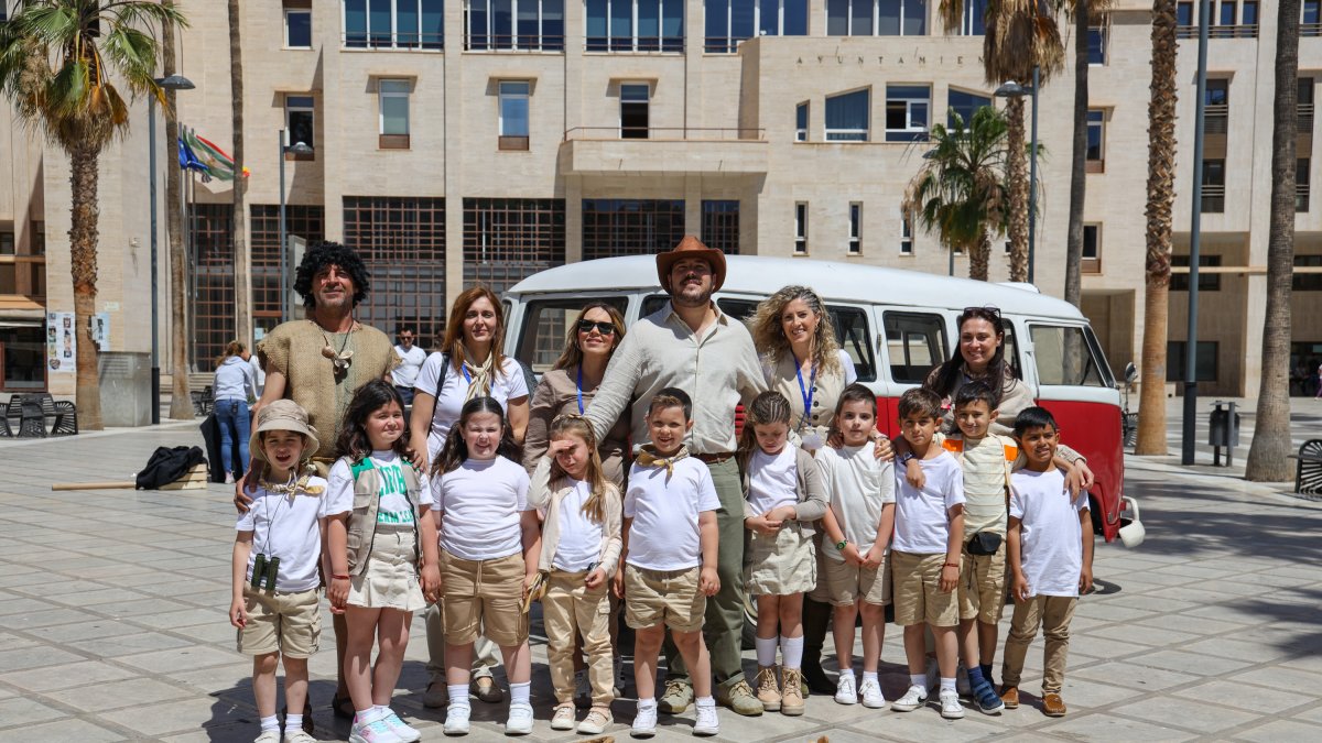 Maestro Alberto con parte de su alumnado del CEIP Diego Velázquez en la Plaza Mayor de El Ejido durante la grabación del programa.