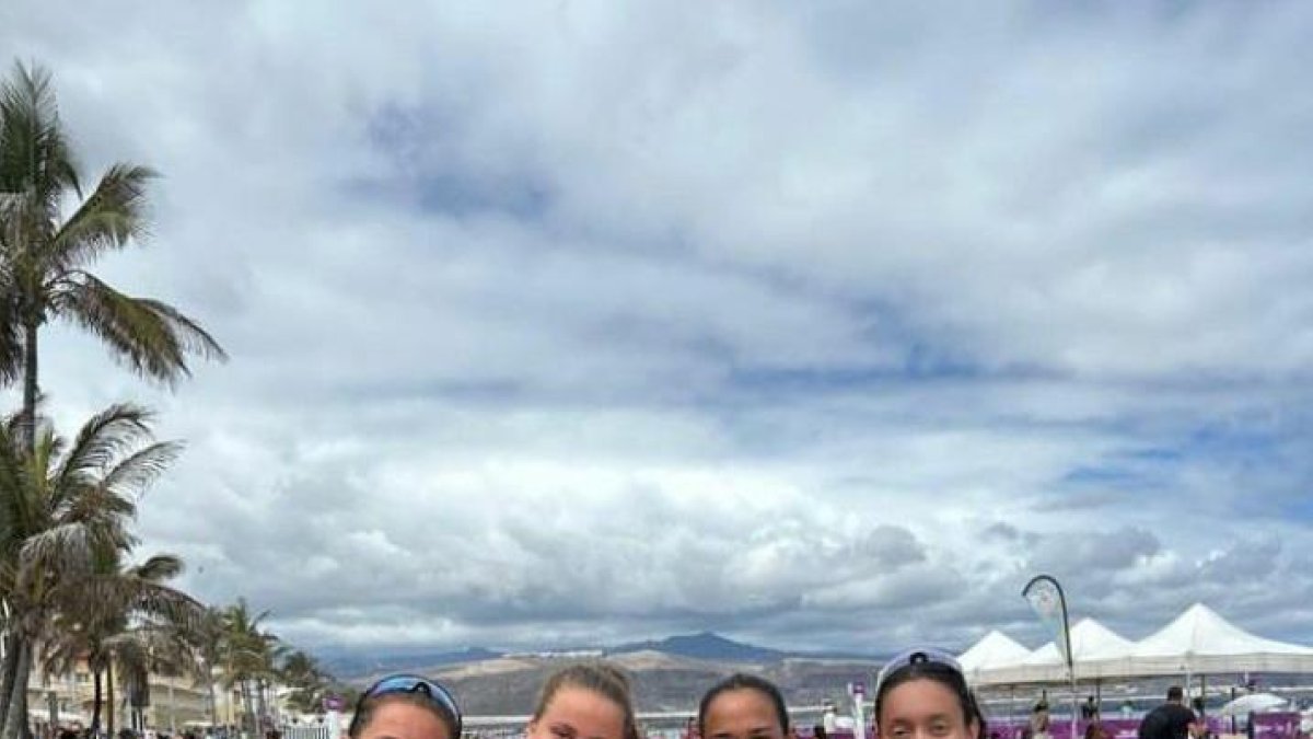 Las jugadoras de tenis playa en tierras Canarias.