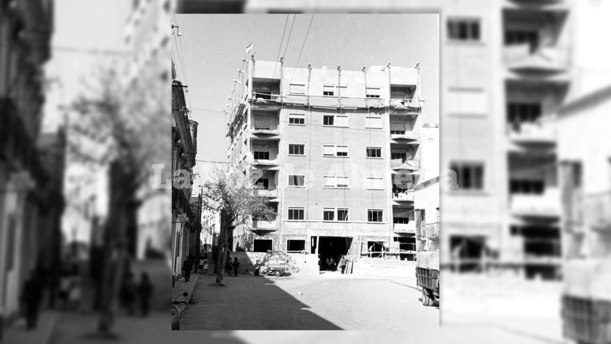 Primer edificio moderno que se levantó en la Plaza de Marín, propiedad de la Caja de Ahorros. Las viviendas fueron bendecidas en octubre de 1961.
