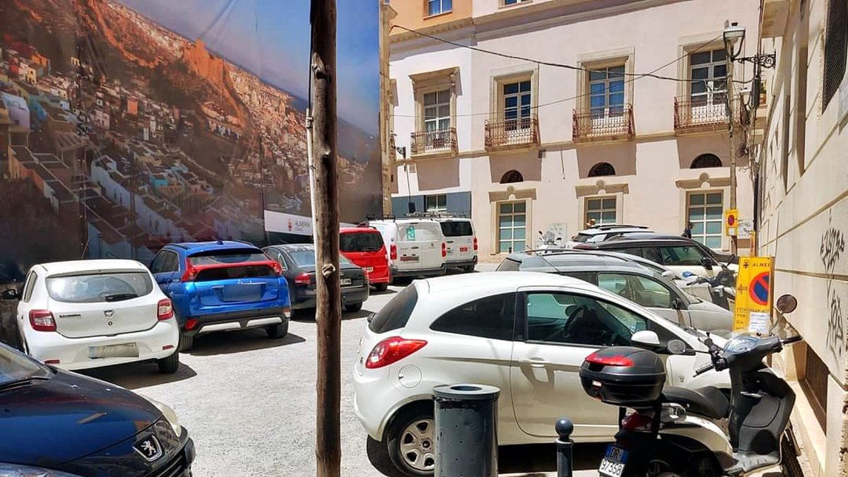 Aparcamiento incontrolado en el solar y la calle Padre Tapia