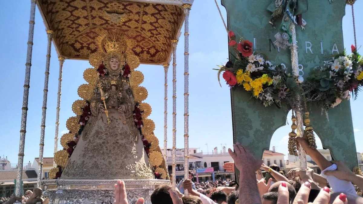 El Simpecado de Almería, ante la Virgen del Rocío.