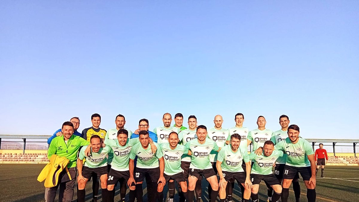 Foto del equipo Grupo Control que milita en la liga de veteranos de Almería.