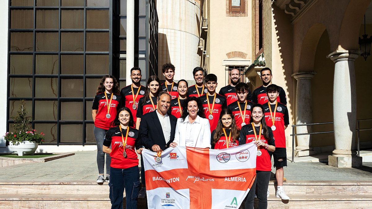La alcaldesa con algunos miembros del club almeriense.