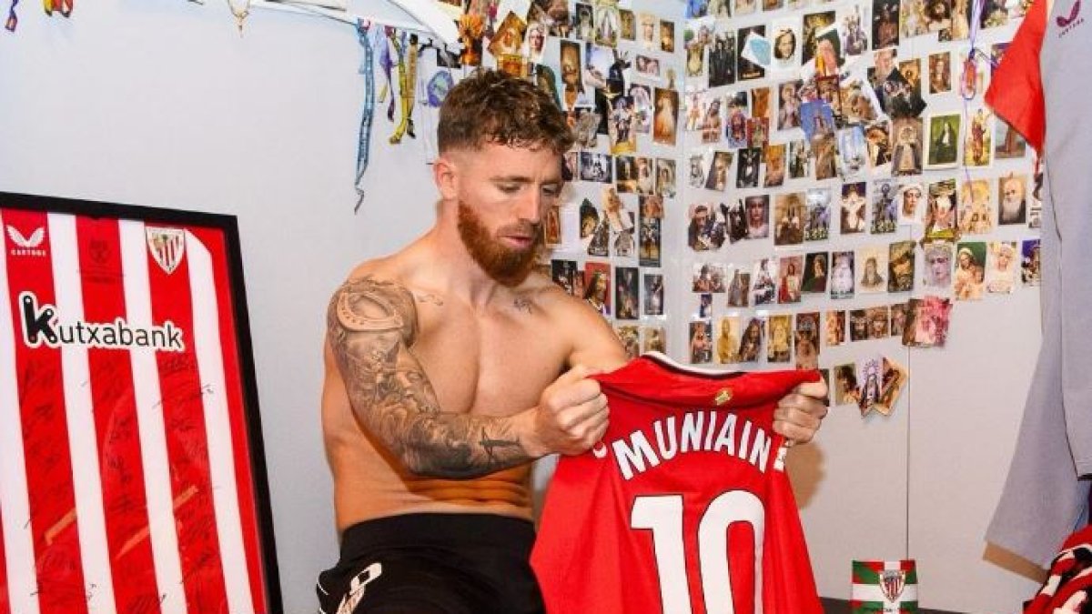 Muniain, en el vestuario de San Mamés junto a su rincón sagrado.