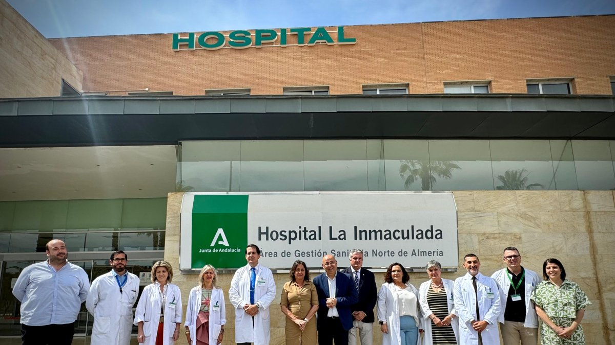 Fotografía de familia de la consejera y autoridades sanitarias con los profesionales.
