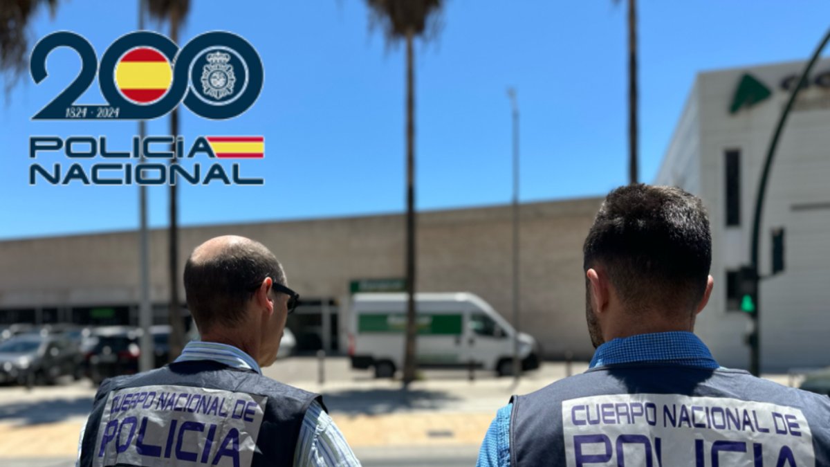 Agentes de la Policía Nacional en su intervención.
