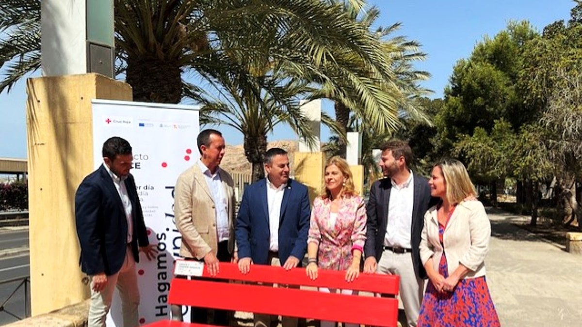 Banco de Cruz Roja en el Parque Nicolás Salmerón.