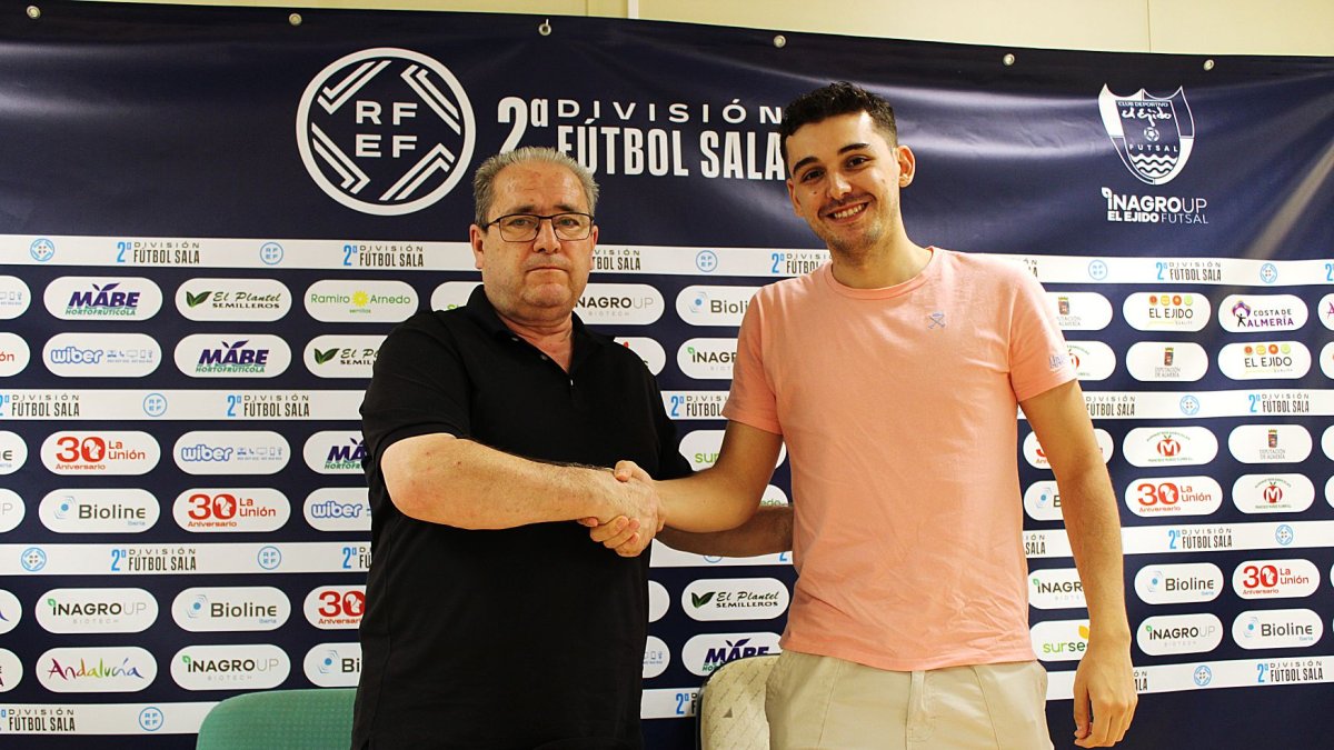 El apretón de manos que sella la renovación del pichichi.