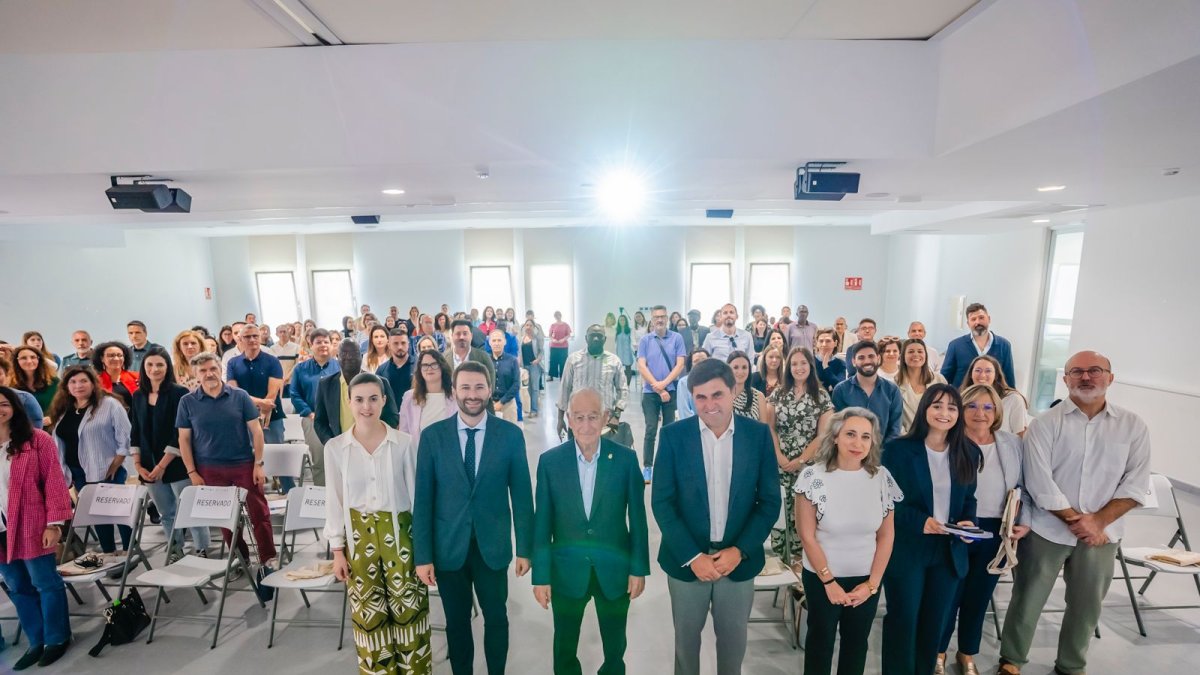 Foto grupal de todos los participantes en la reunión.