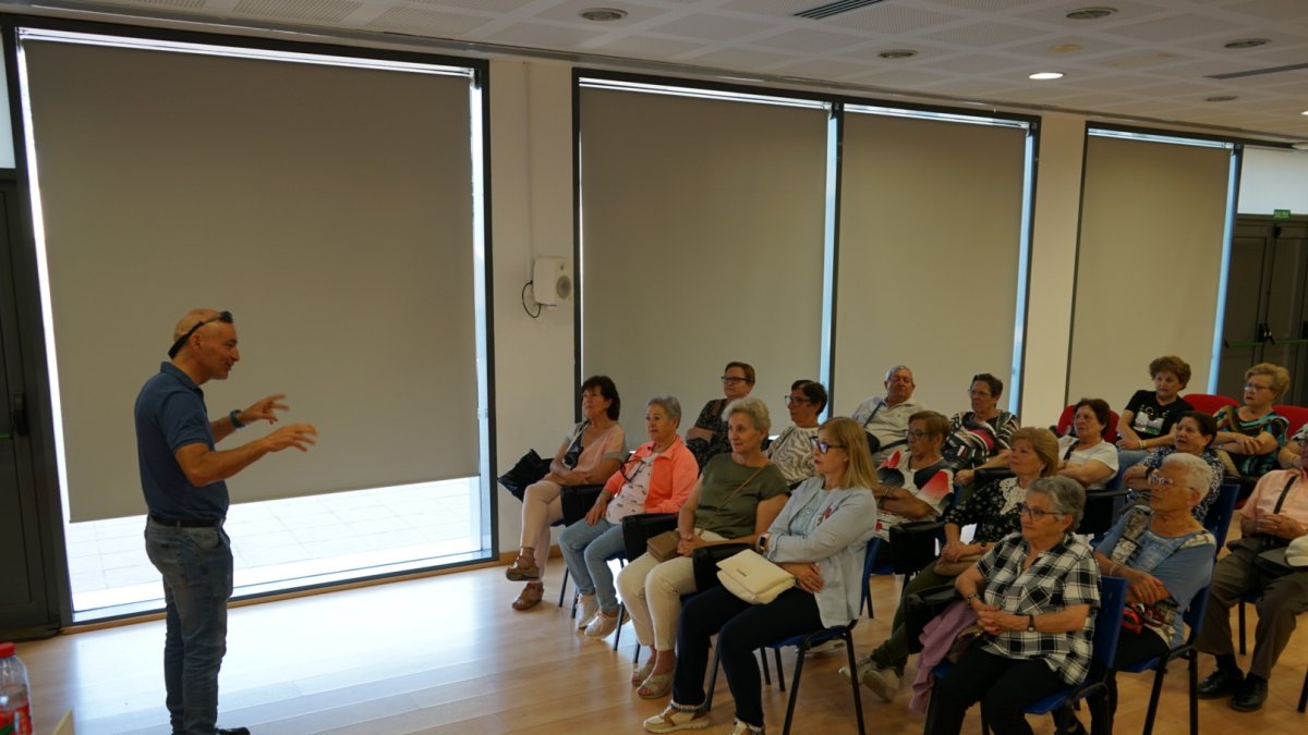 Los mayores asisten al taller.